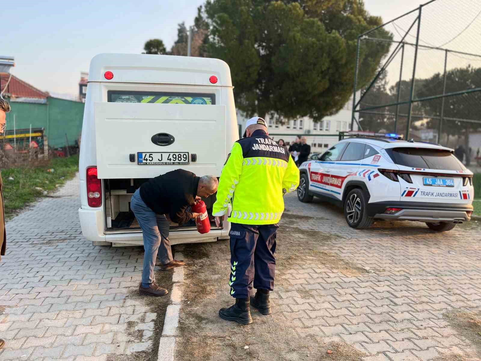 Alaşehir jandarmasından okul çevreleri ve servislerinde denetim
