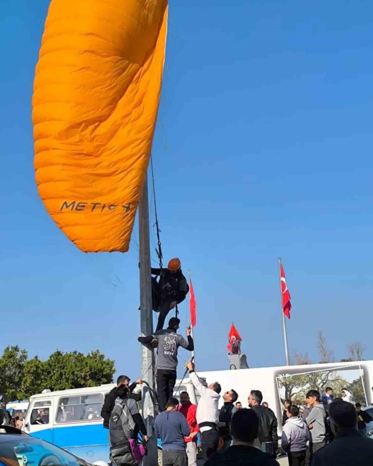 Paraşütçünün gökyüzü sefası aydınlatma direğine takıldı
