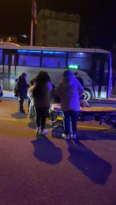 Motosiklet sürücüsü yolun karşısına geçmek isteyen yayaya çarptı