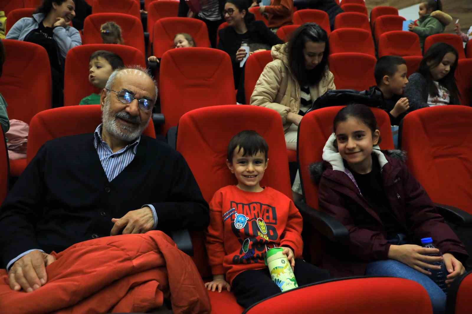 Başkan Aras’ın çocuklara sinema hediyesi yoğun ilgi gördü