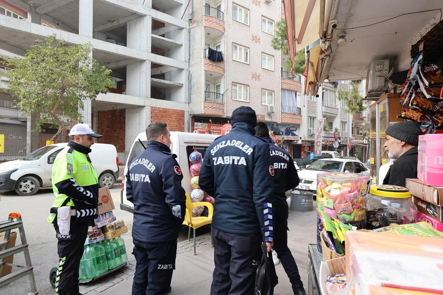 Şehzadeler Zabıtasından kaldırım işgaline sıkı denetim
