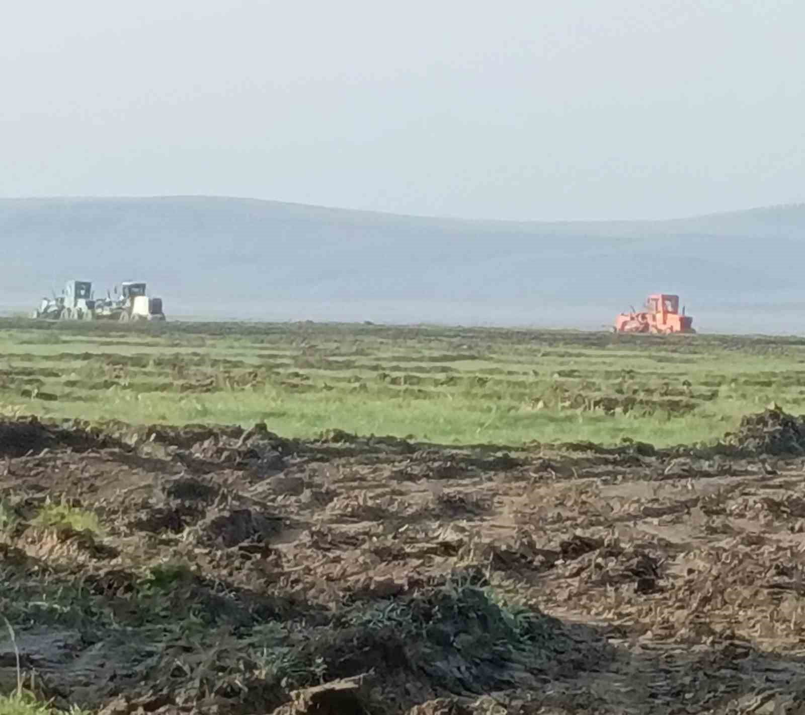 Marmara Gölü’ndeki izinsiz ekili alanlara müdahale
