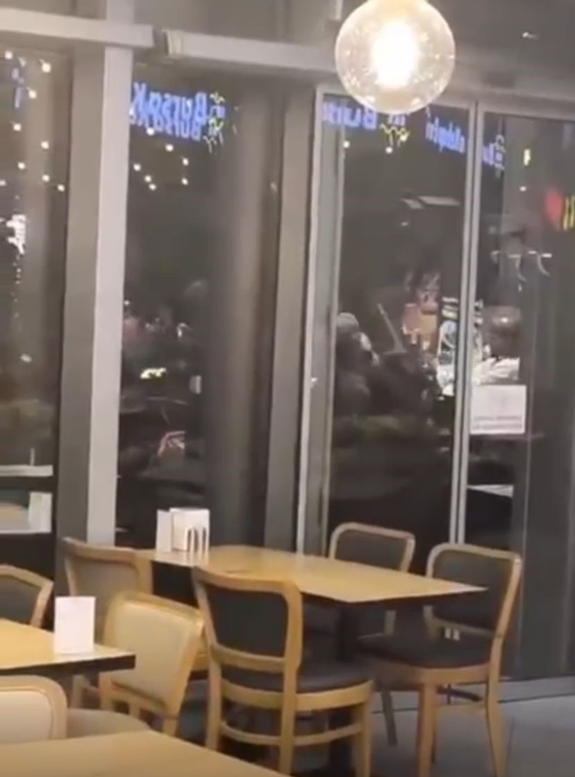 AVM’de iki grup birbirine girdi