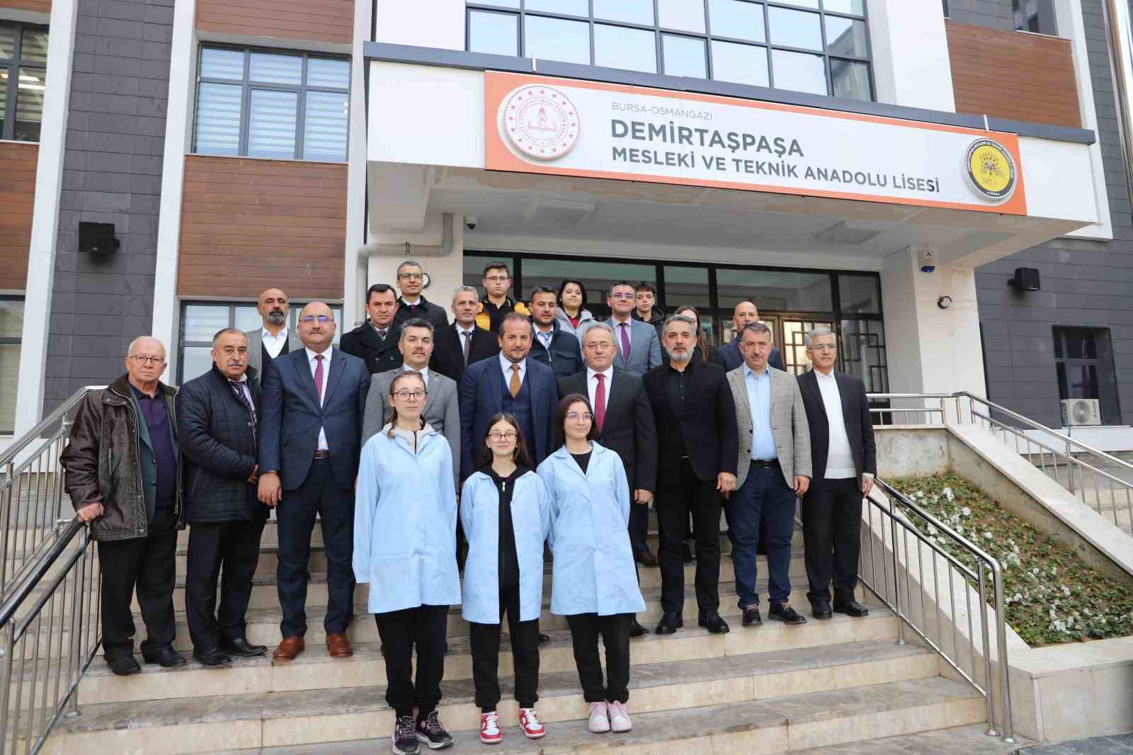 Bursa’da 2024-2025 eğitim öğretim yılı açılış programı Demirtaşpaşa Mesleki ve Teknik Anadolu Lisesi’nde gerçekleşti.
