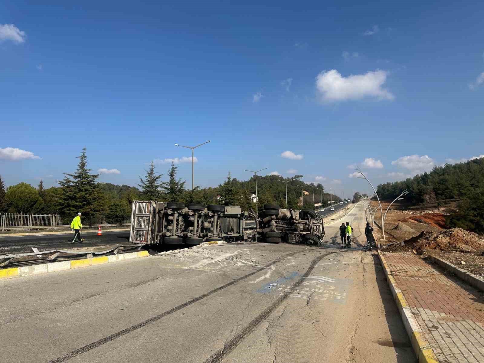 Devrilen kömür yüklü tırın sürücüsü yaralandı