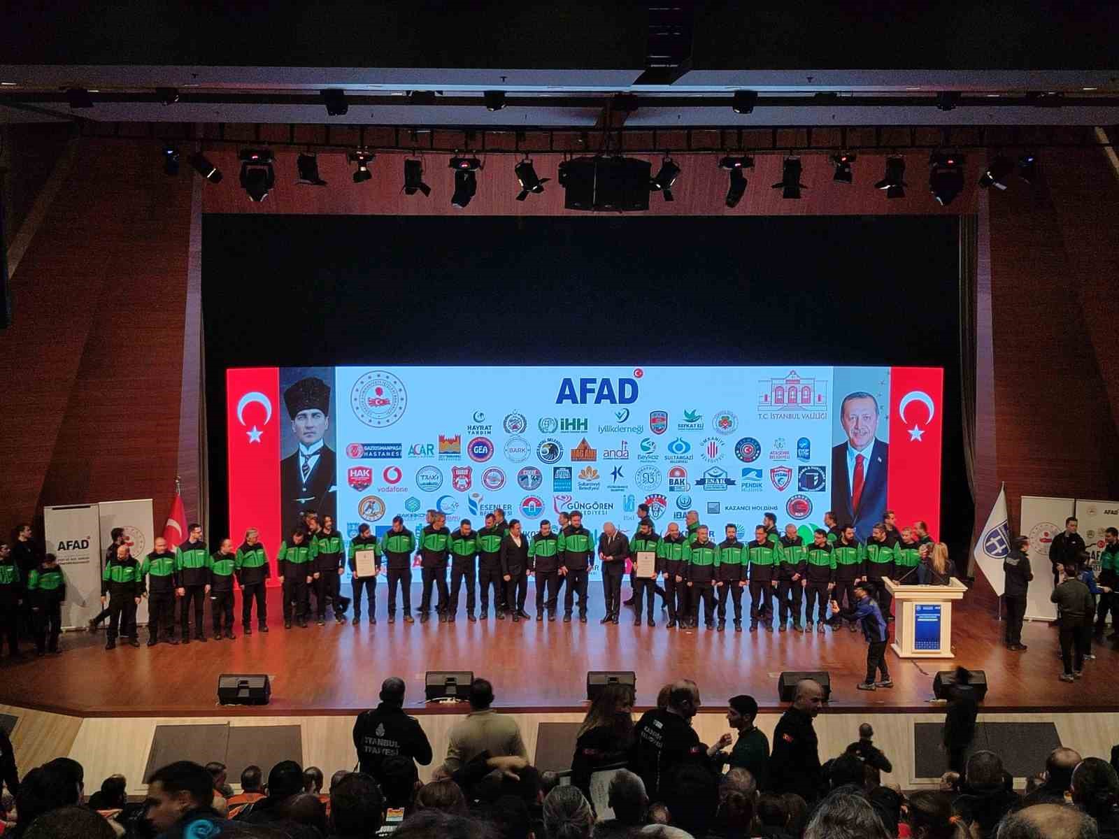 Eyüpsultan’da AFAD tarafından 72 ekip için "Akreditasyon Sistemi Arma Teslim Töreni" düzenlendi
