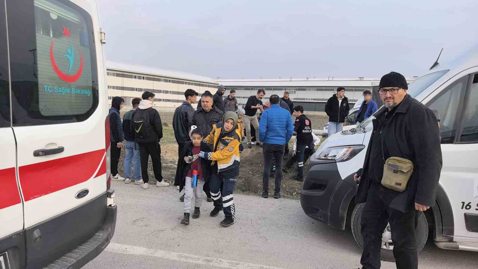 Bursa’da öğrenci servisi otomobille çarpıştı: 6’sı öğrenci 10 yaralı
