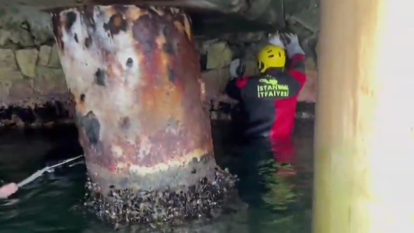 İskele altında mahsur kaldı, ekipler seferber oldu