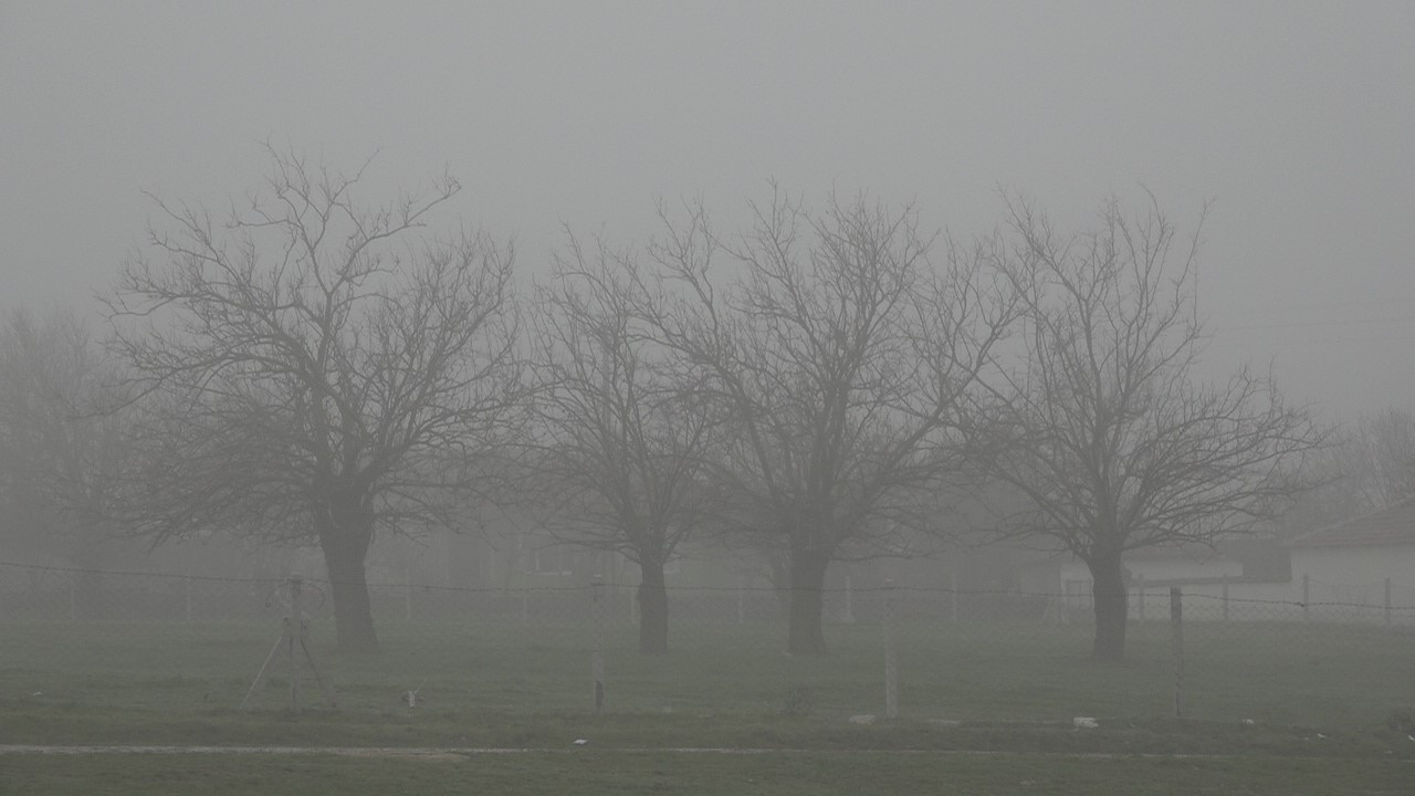 Kırklareli&rsquo;nde yoğun sis: yer yer g&ouml;r&uuml;ş mesafesi 30 metreye kadar d&uuml;şt&uuml;
