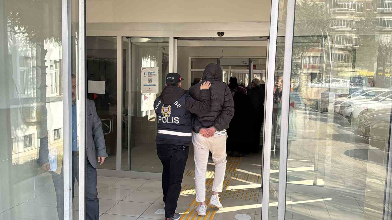 Pompalı t&uuml;fekle saldıranlar hakim karşısında
