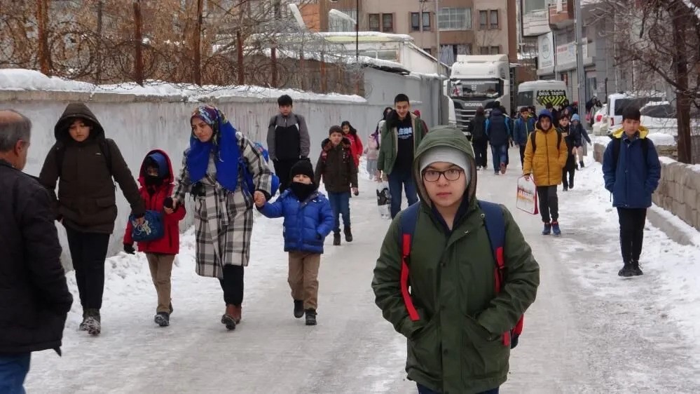 Okullarda yarıyıl tatili sonrası ilk ders zili &ccedil;aldı
