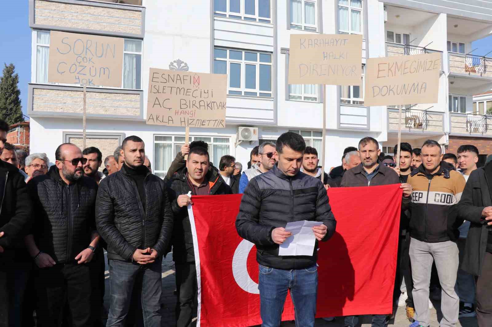 M&uuml;h&uuml;rlemeye karşı &ccedil;ıkan işletme sahiplerine biber gazıyla m&uuml;dahale edildi
