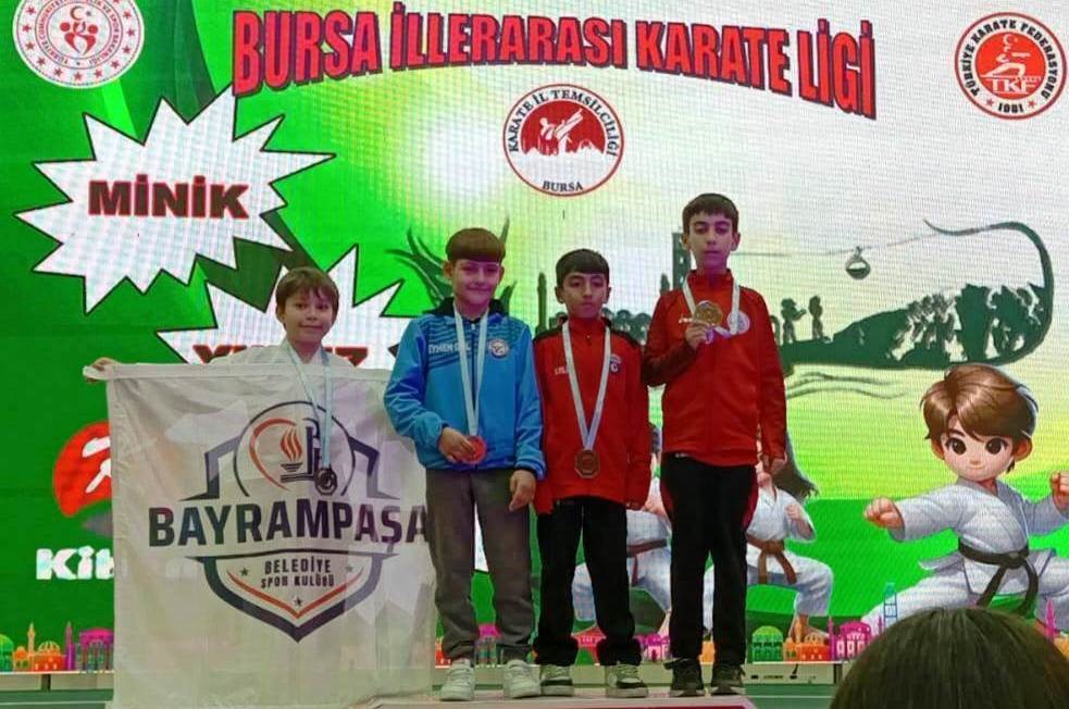 K&ouml;rfezli karateciler Bursa&rsquo;dan 9 madalyayla d&ouml;nd&uuml;
