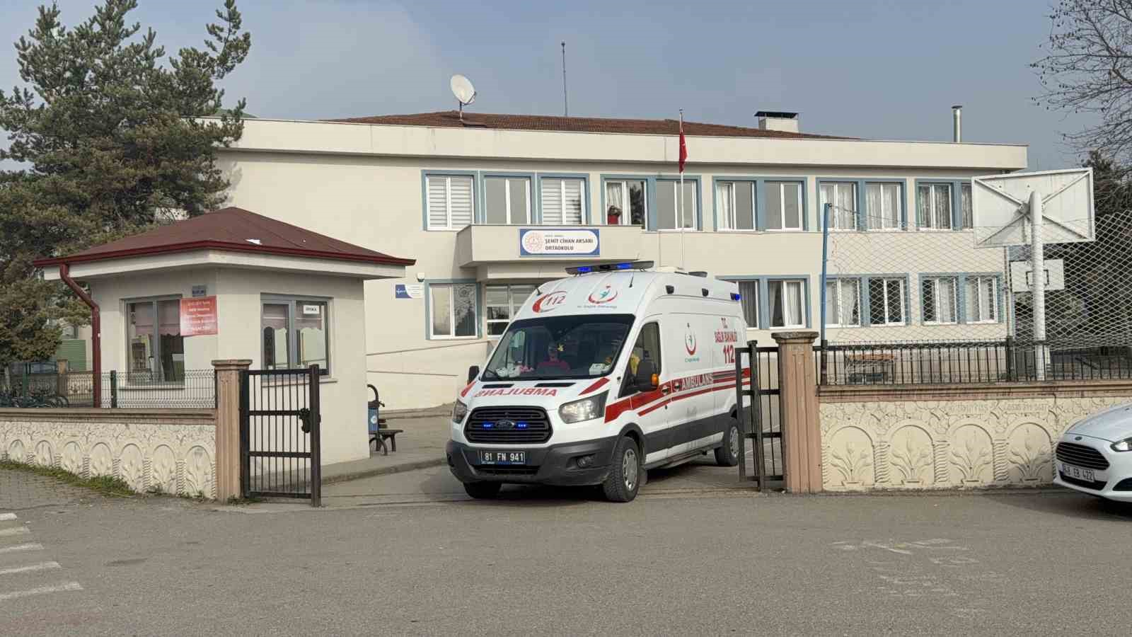 D&uuml;zce&rsquo;de karın ağrısı şikayetiyle 5 &ouml;ğrenci hastaneye kaldırıldı
