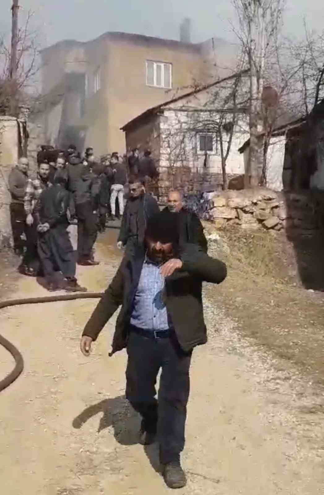 Y&uuml;ksekova&rsquo;da yanan ev kullanılamaz hale geldi
