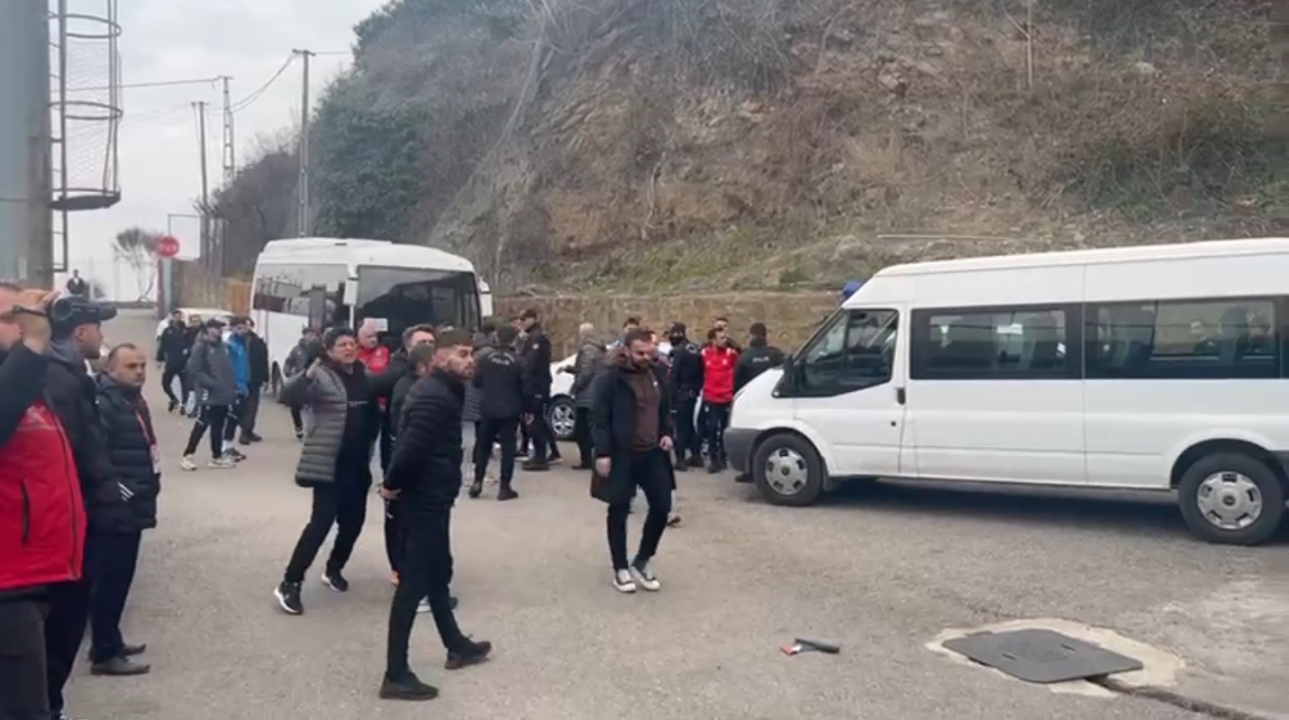 Kars 36 Spor kafilesine taraftarlardan saldırı!
