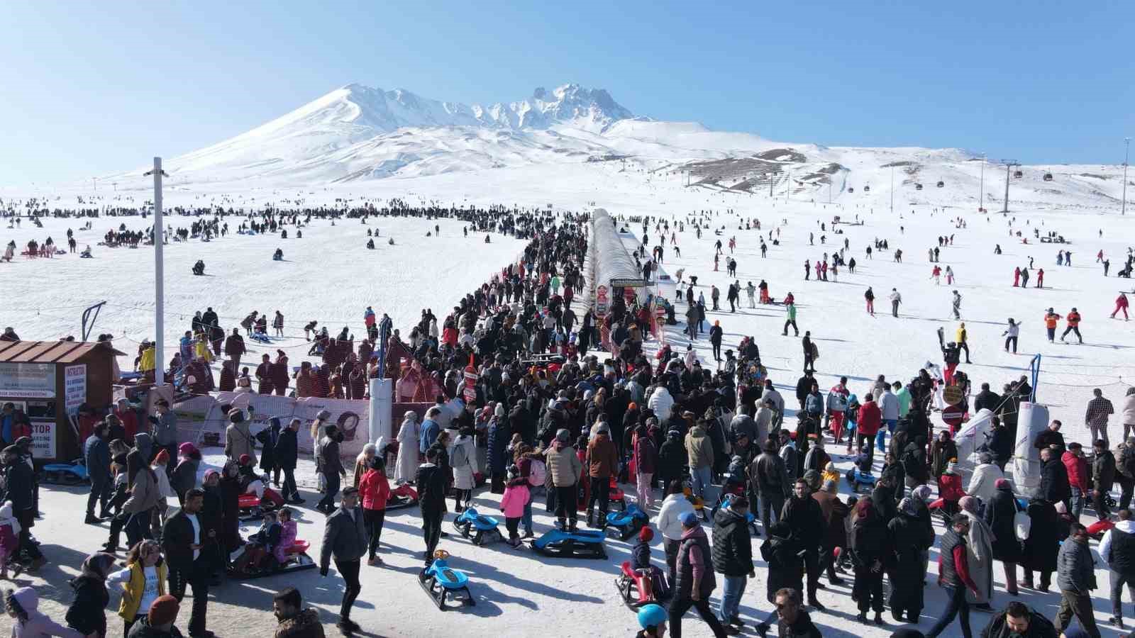 S&ouml;mestirin son hafta sonunda Erciyes&rsquo;te adım atacak yer kalmadı
