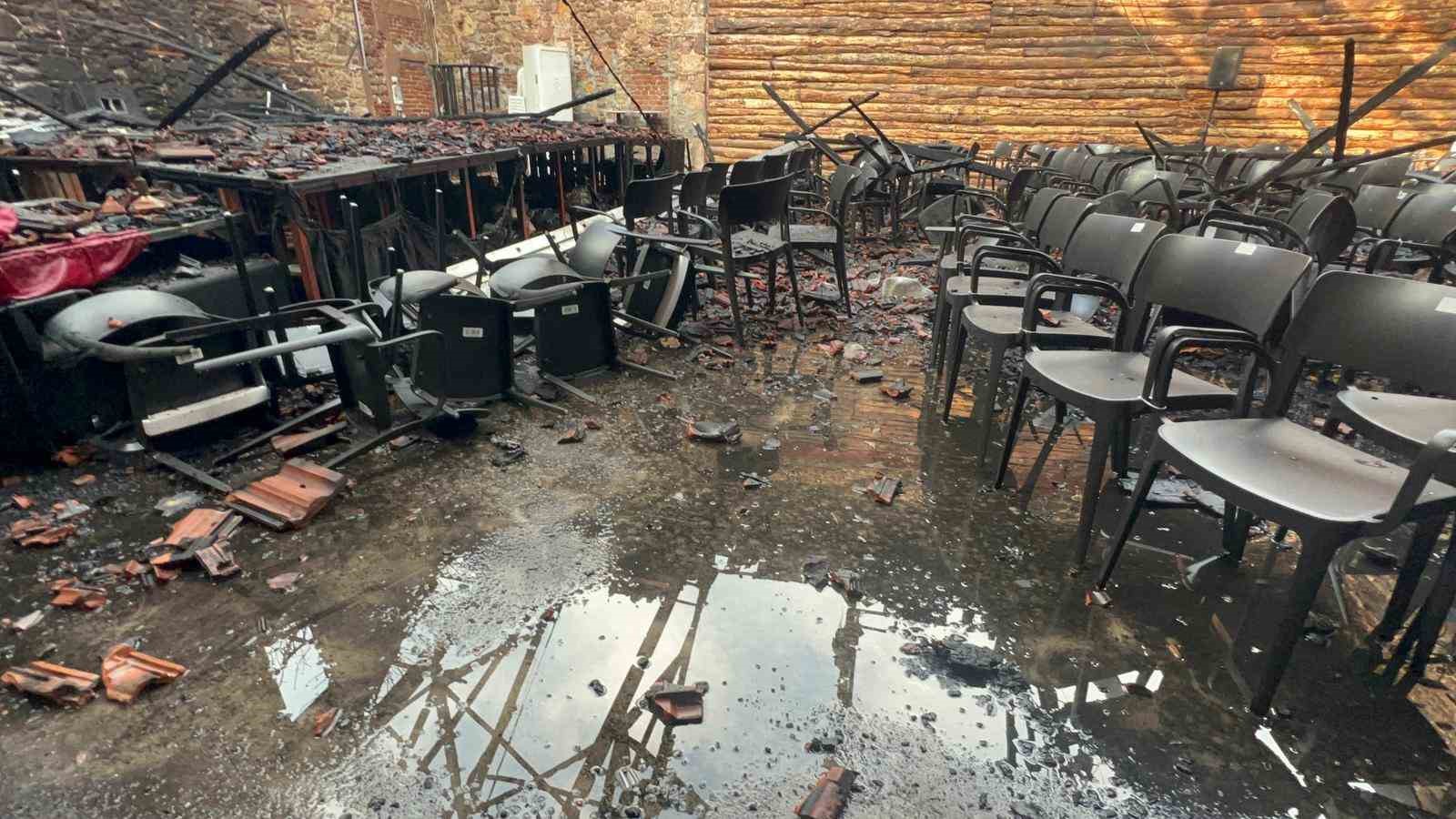 Festivalin final gecesinden &ccedil;ıkan yangın 2 tarihi binayı k&uuml;le &ccedil;evirdi
