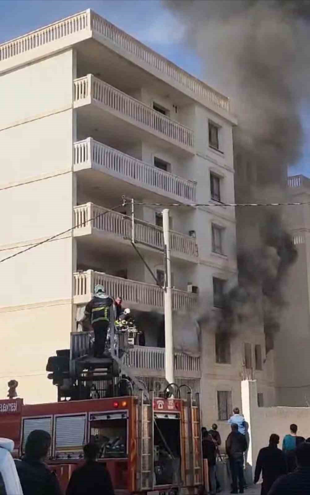 Mardin’de ev yangını: 3 kişi tahliye edildi
