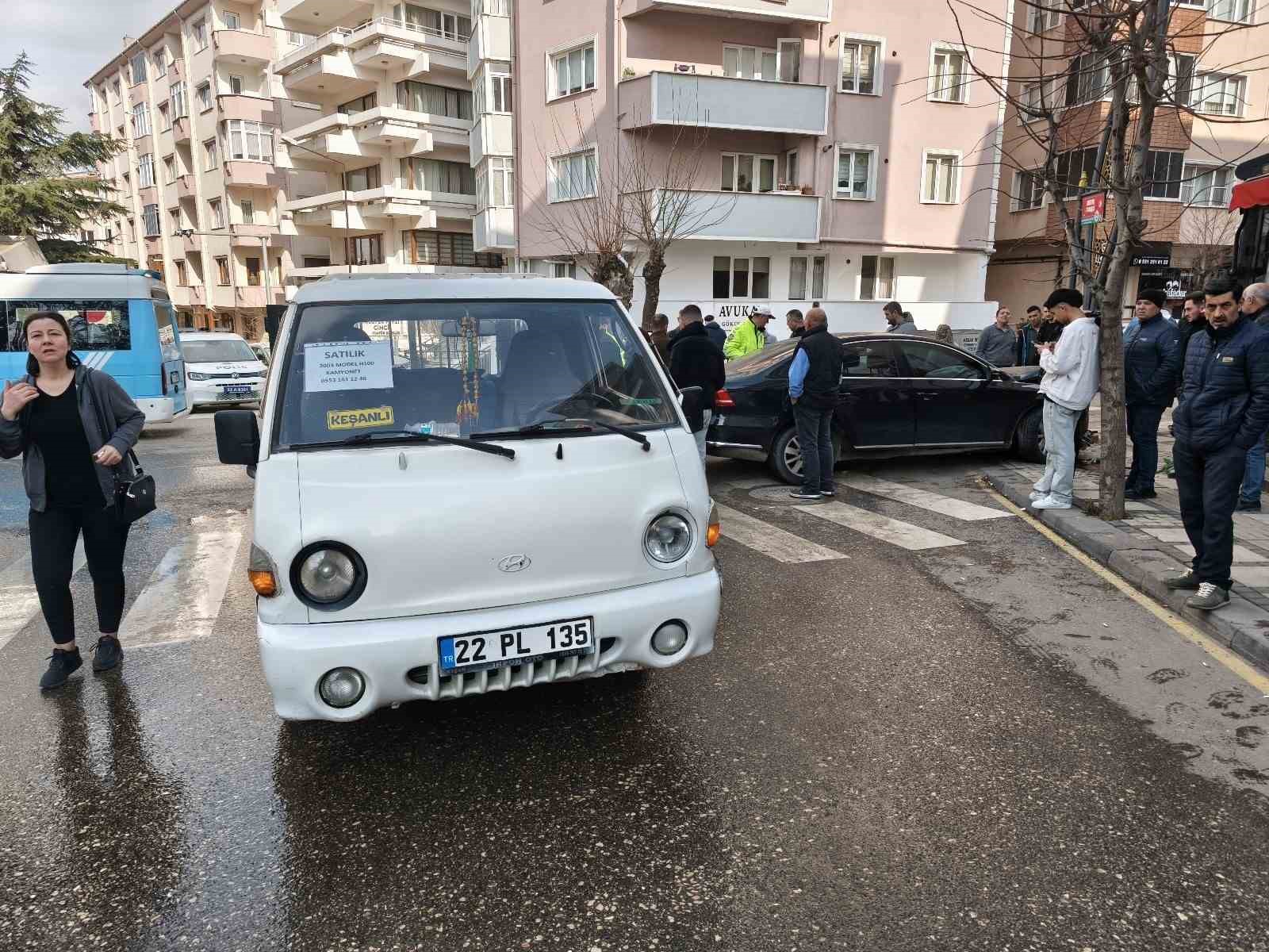 Keşan’da aydınlatma direğine çarpan otomobilin sürücüsü yaralandı