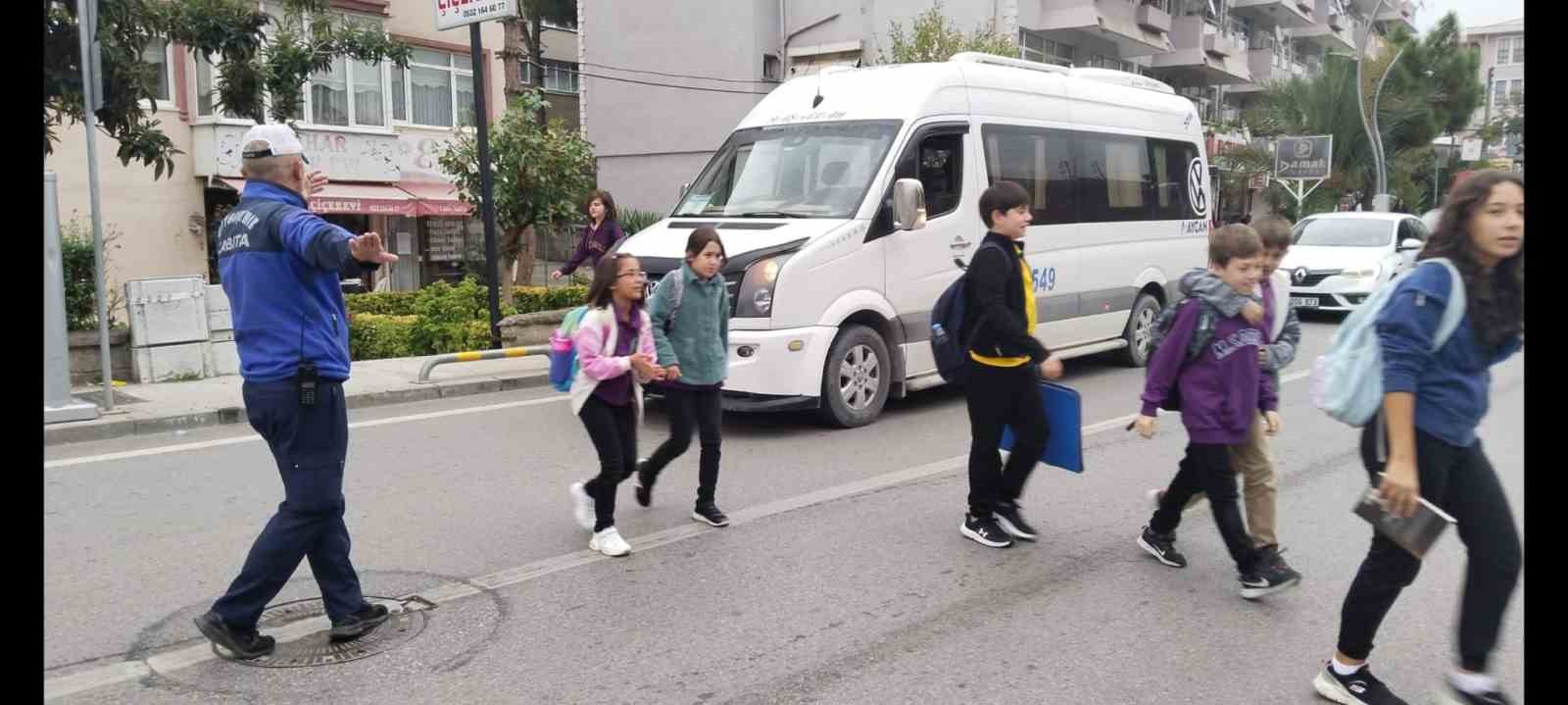Zabıta ekipleriyle okul yolu daha g&uuml;venli
