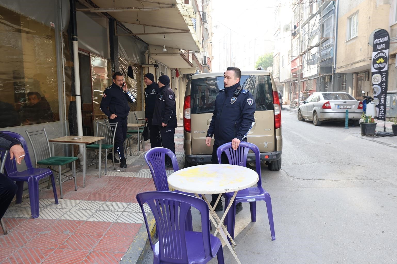 Şehzadeler Zabıtasından kaldırım işgaline sıkı denetim