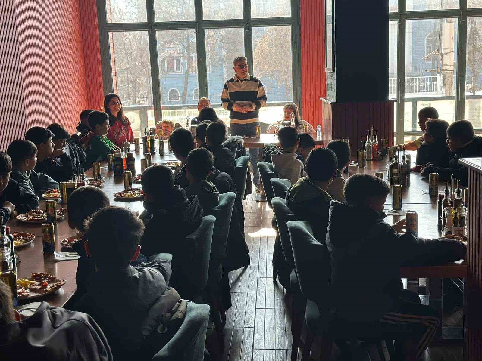 Kaymakam’dan öğrencilere sürpriz pizza ve maç etkinliği