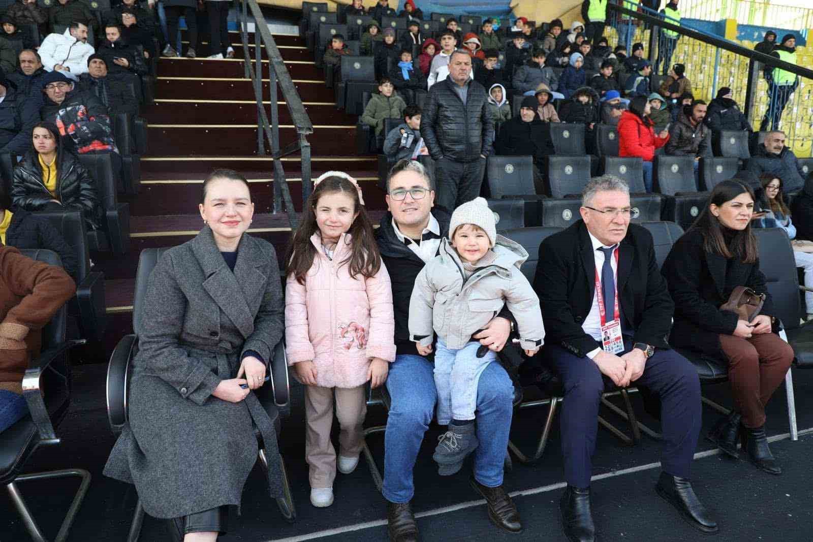 Kaymakam&rsquo;dan &ouml;ğrencilere s&uuml;rpriz pizza ve ma&ccedil; etkinliği
