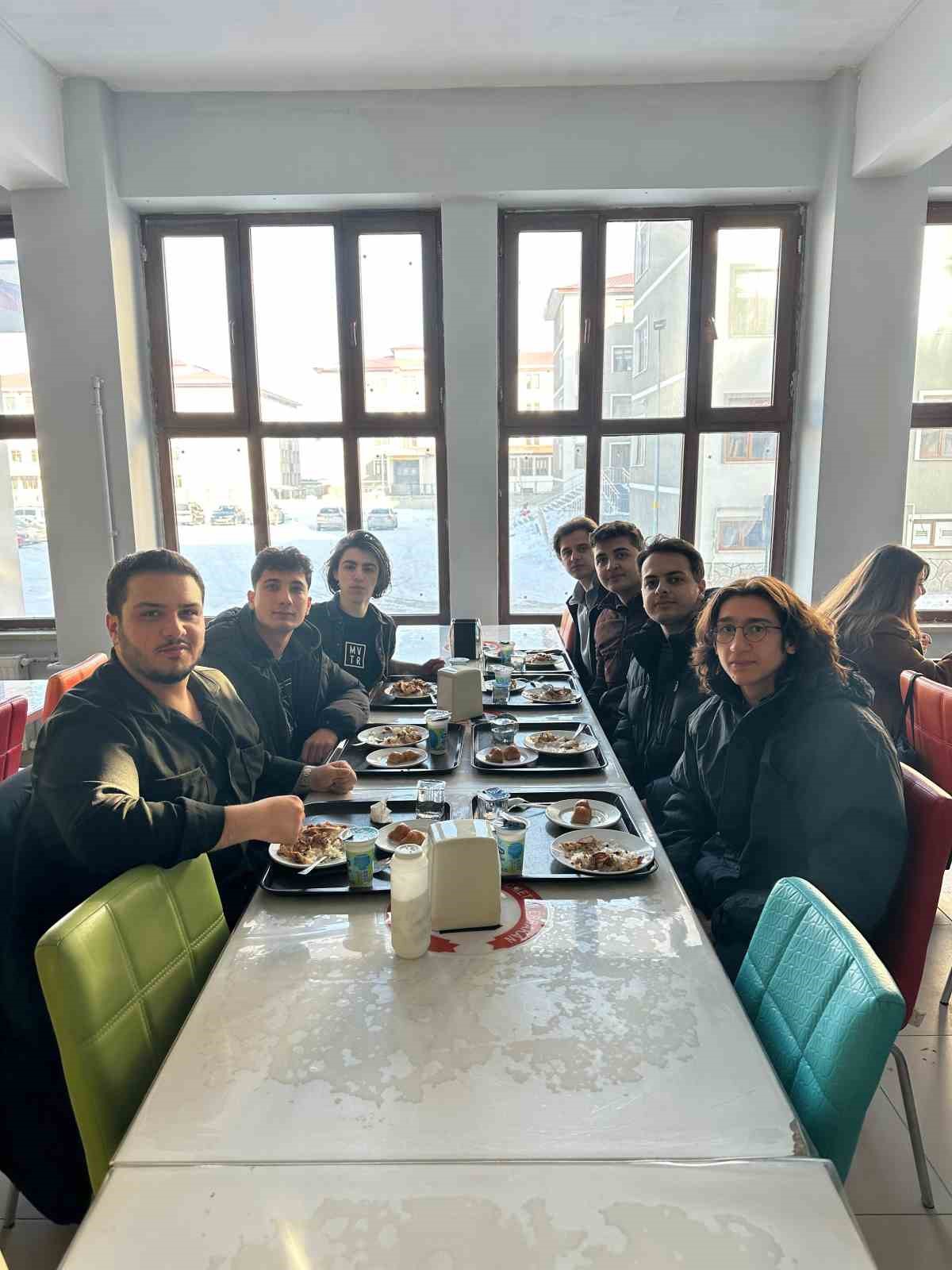 Mezunlar pilav g&uuml;n&uuml;nde buluştu
