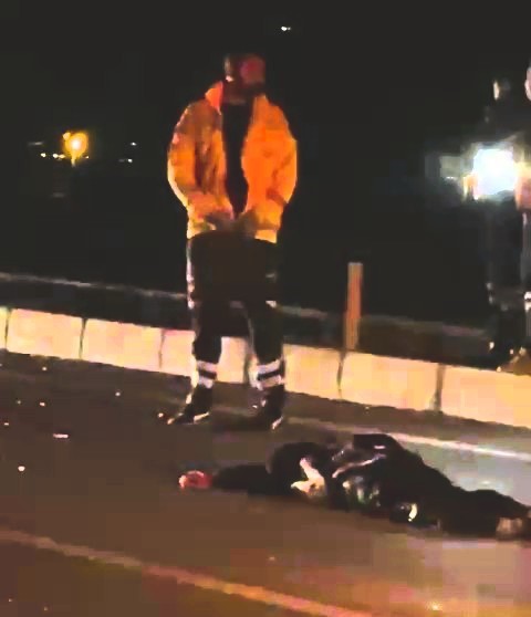 Karşıya ge&ccedil;erken &ccedil;arpılan yayanın &uuml;zerinden ara&ccedil;lar ge&ccedil;ti
