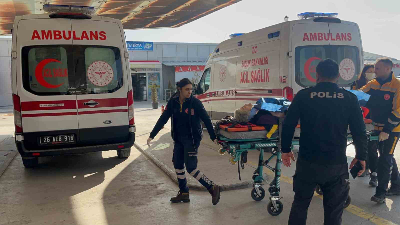 Eskişehir&rsquo;de 2&rsquo;nci kattan d&uuml;şen kadın ağır yaralanırken yakını sinir krizi ge&ccedil;irdi

