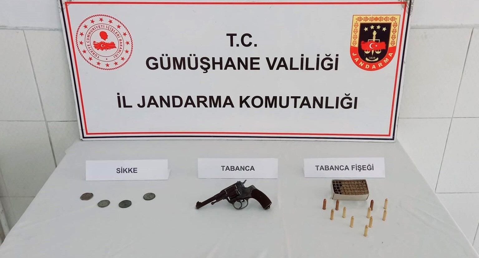 Gümüşhane’de ruhsatsız silah ve sikke ele geçirildi