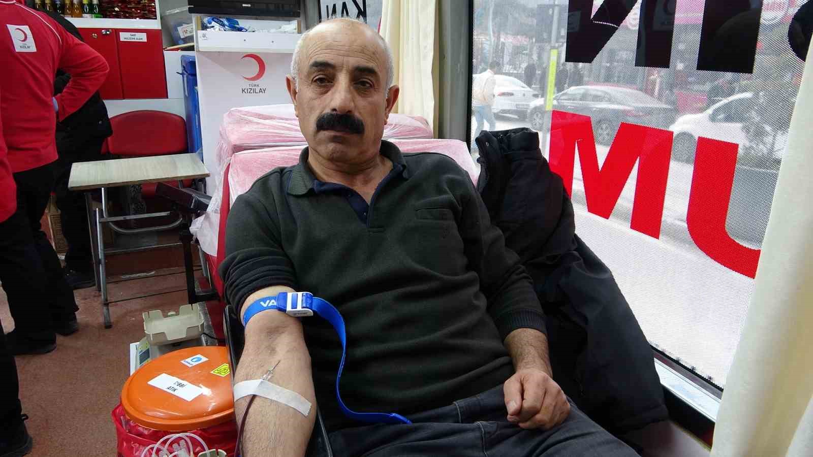Kızılay’a kan bağışlayanlara oyuncak hediye