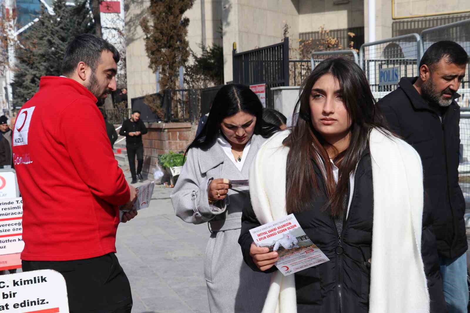 Kızılay&rsquo;a kan bağışlayanlara oyuncak hediye

