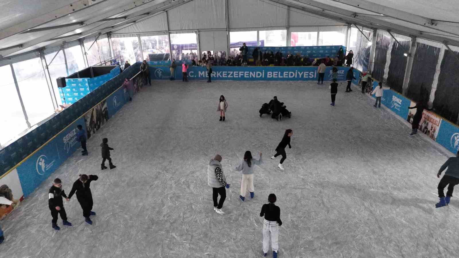 Merkezefendi&rsquo;de buz pateni coşkusu devam ediyor
