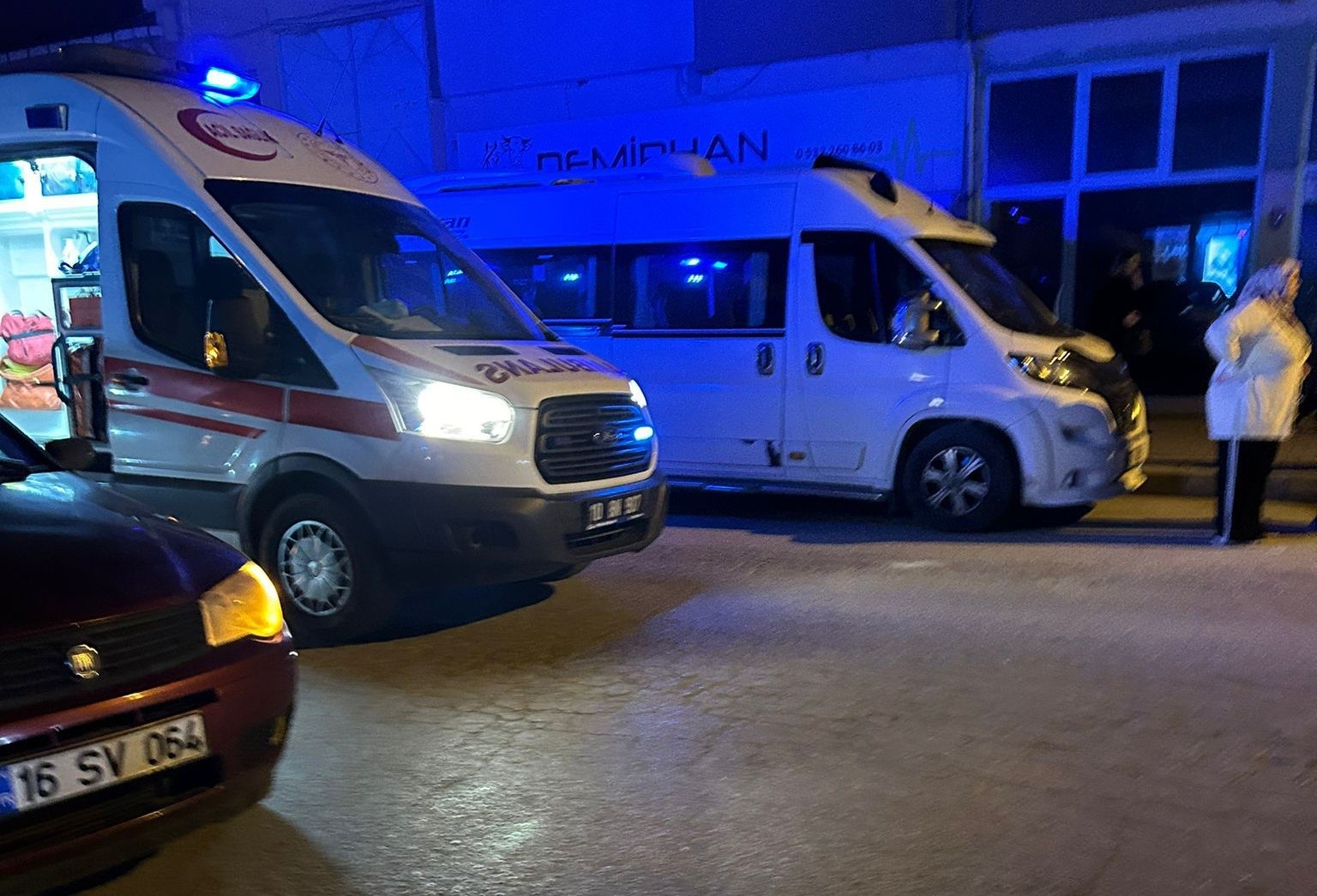 G&ouml;nen&rsquo;de kaza: Motosiklet s&uuml;r&uuml;c&uuml;s&uuml; yaralandı, otomobil s&uuml;r&uuml;c&uuml;s&uuml; ka&ccedil;tı
