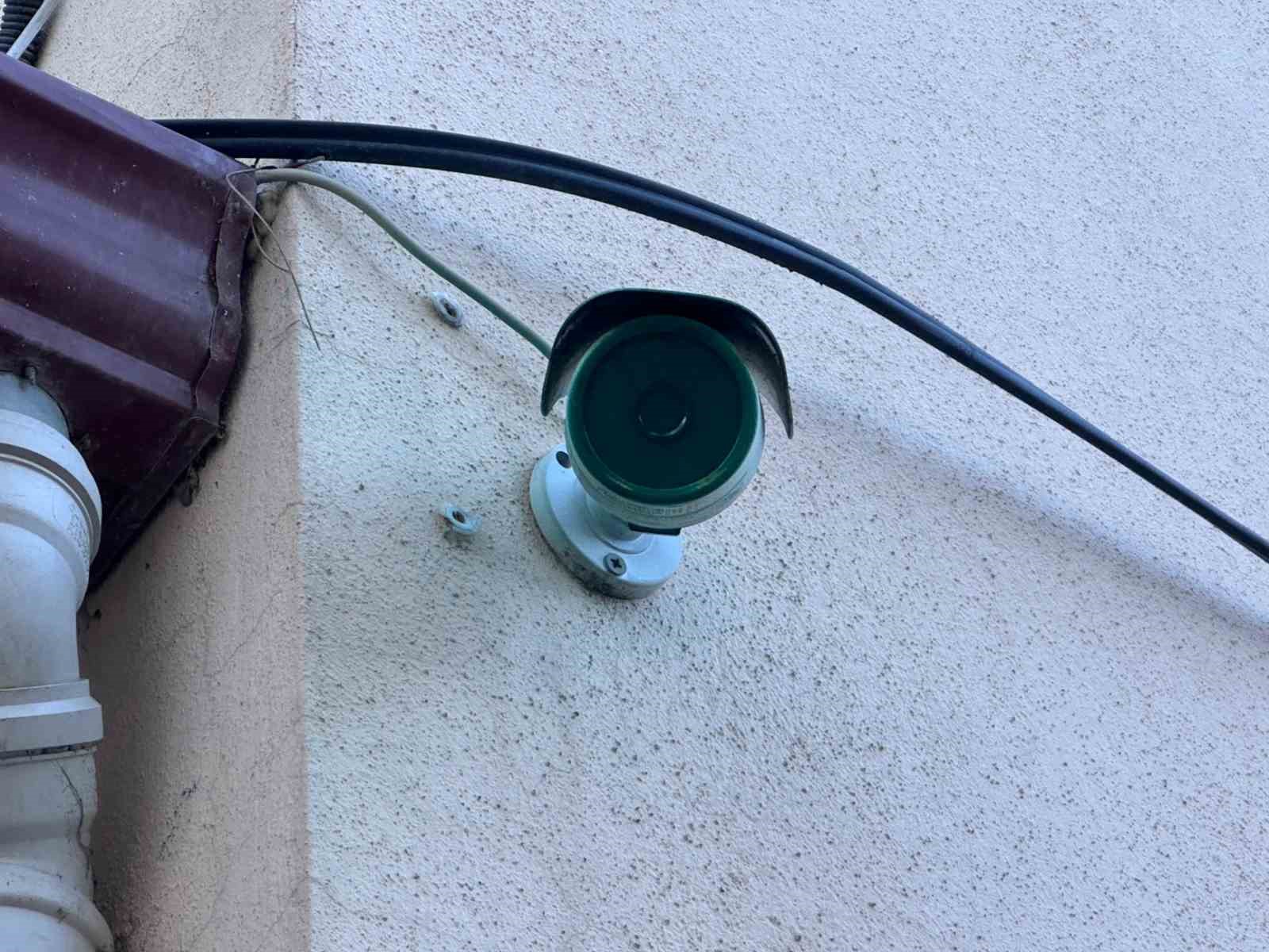 Eski hastane deposunun duvarını kırıp i&ccedil;eri girdiler, g&uuml;venlik kamerasını boyadılar
