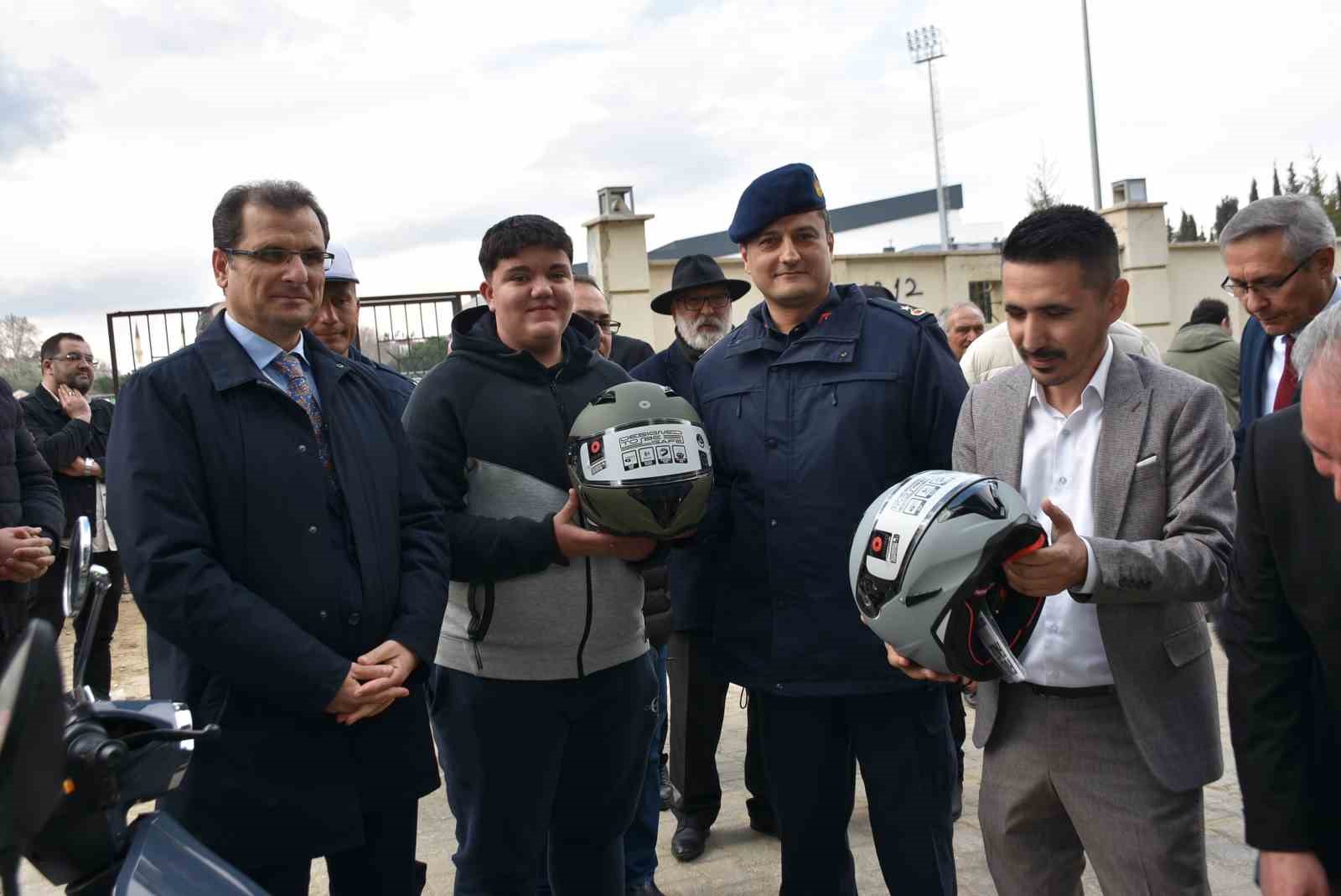 Manisa&rsquo;da motosiklet s&uuml;r&uuml;c&uuml;lerine kask dağıtıldı
