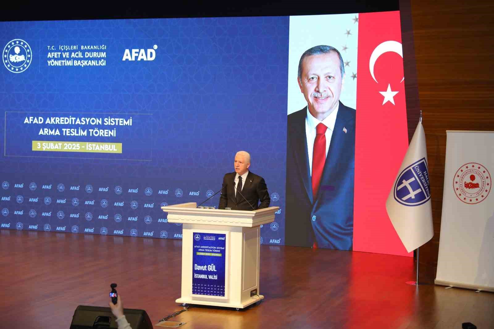 Eyüpsultan’da AFAD tarafından 72 ekip için "Akreditasyon Sistemi Arma Teslim Töreni" düzenlendi