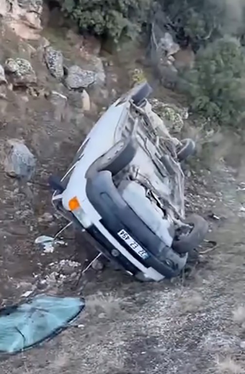 Isparta’da kontrolden çıkan araç takla attı: 2 yaralı