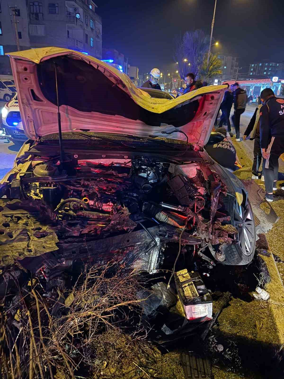 Osmaniye&rsquo;de otomobil ref&uuml;jdeki ağaca &ccedil;arptı: 1 yaralı
