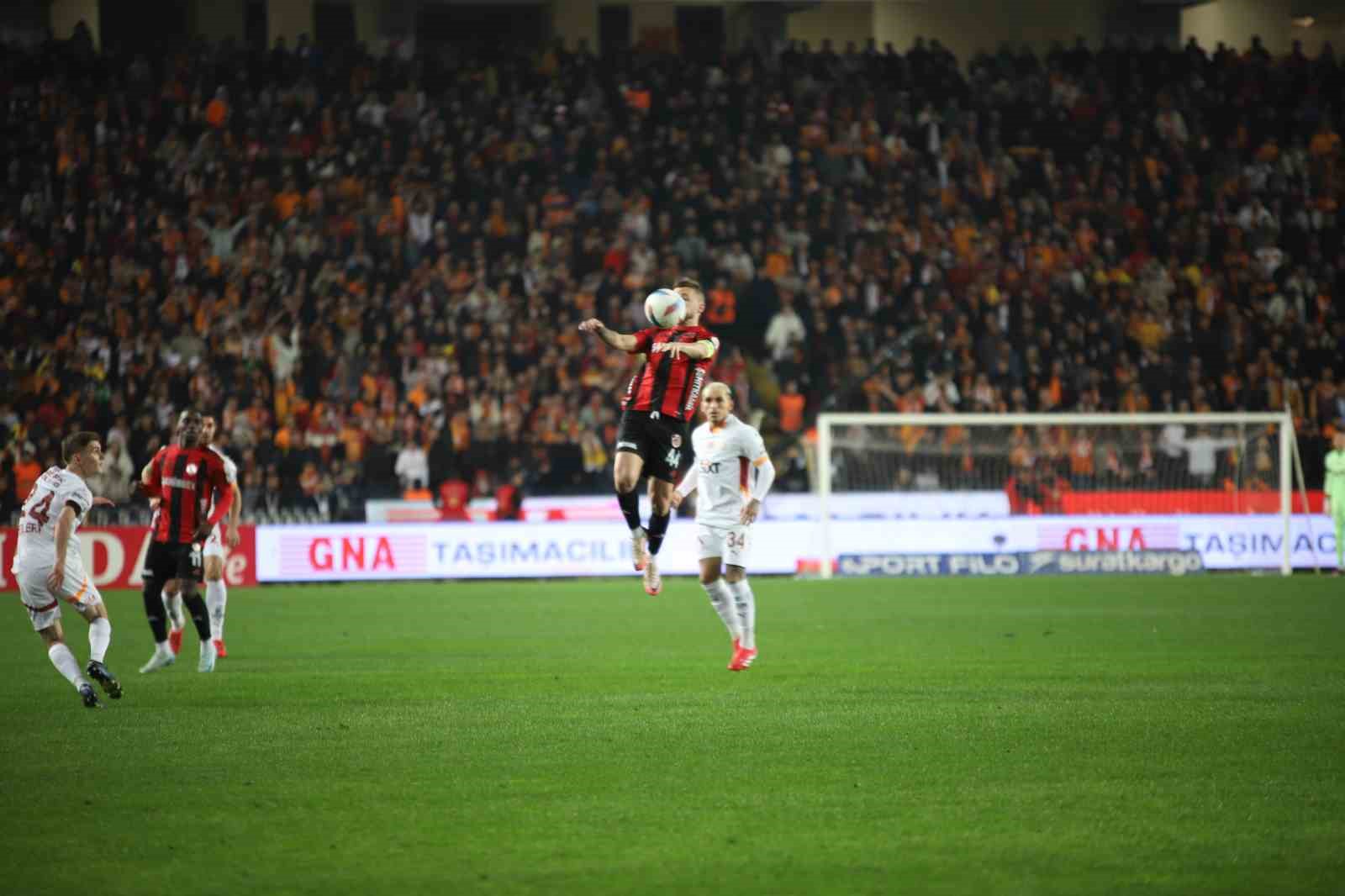 Trendyol Süper Lig: Gaziantep FK: 0 -  Galatasaray: 1 (İlk yarı)