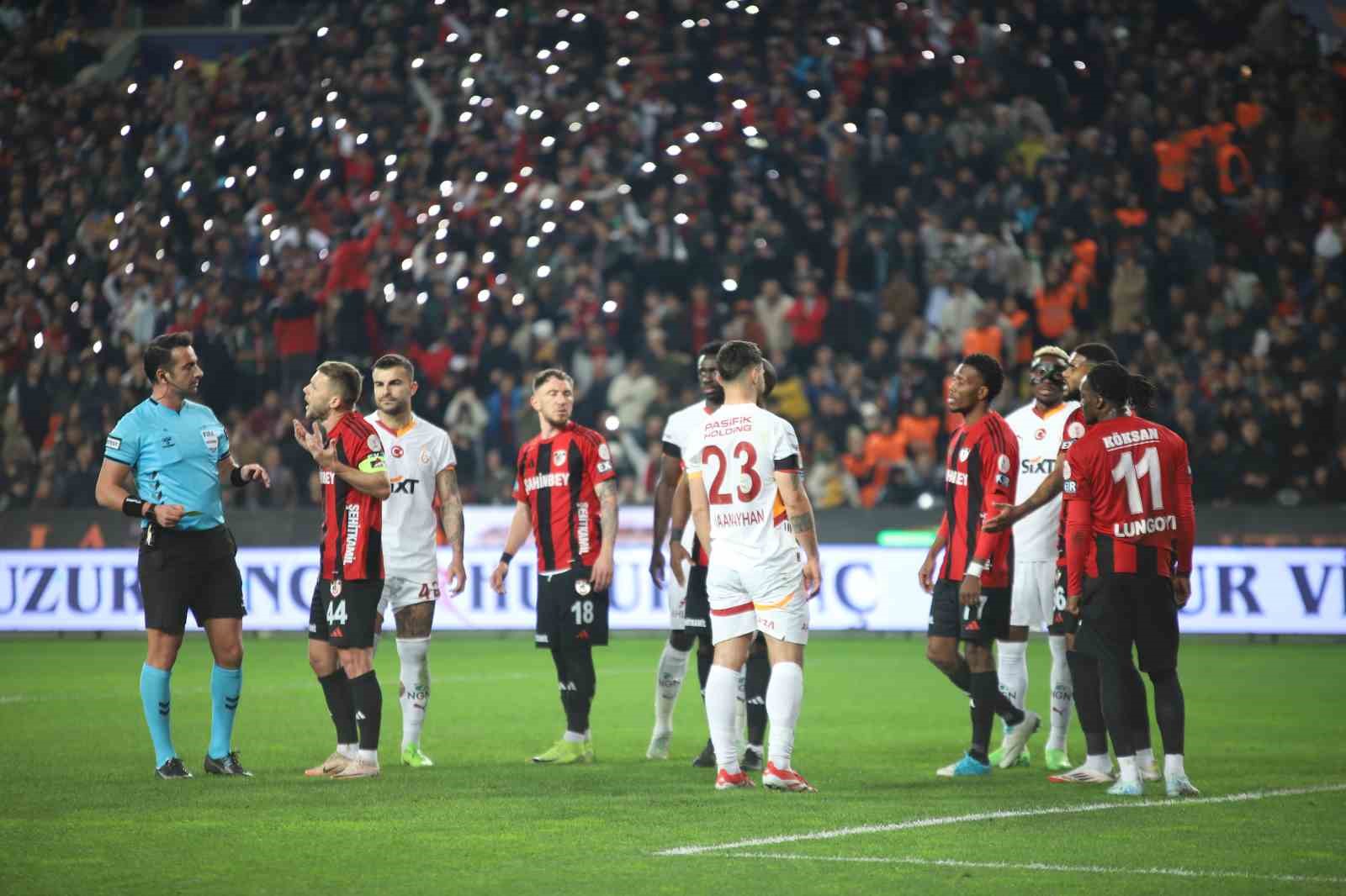 Trendyol S&uuml;per Lig: Gaziantep FK: 0 -  Galatasaray: 1 (İlk yarı)
