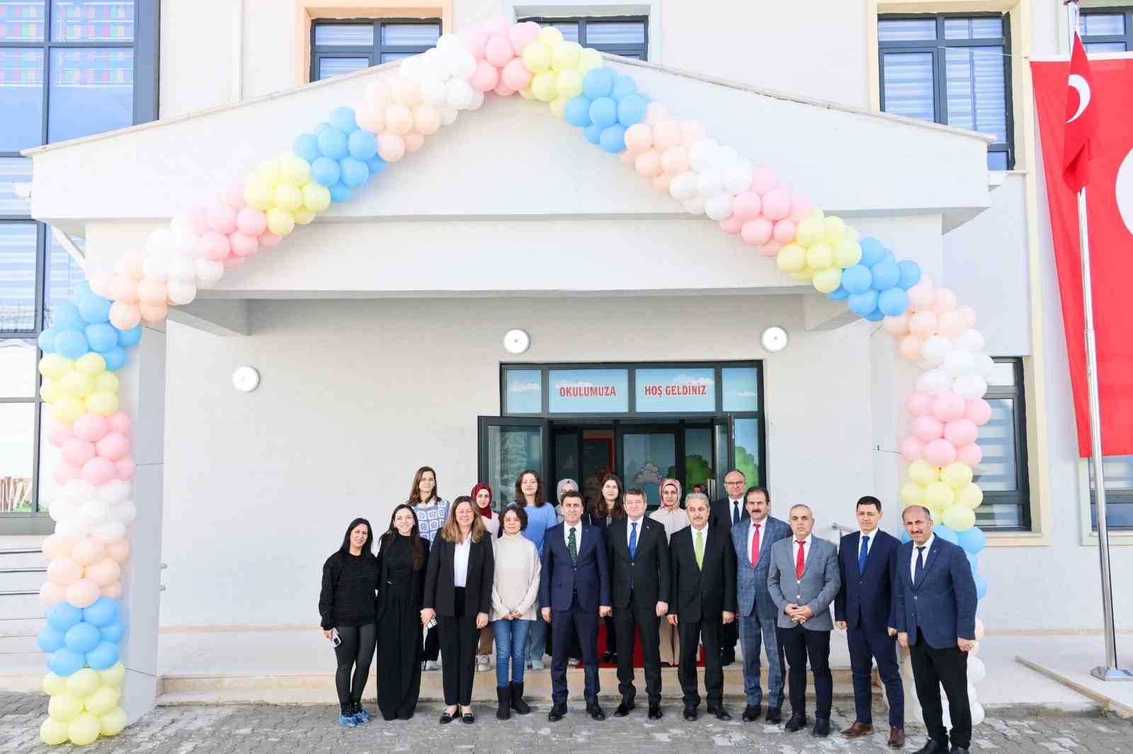 Vali Aygöl, ikinci yarıyılın ilk ders zilinde öğrencilerle bir araya geldi