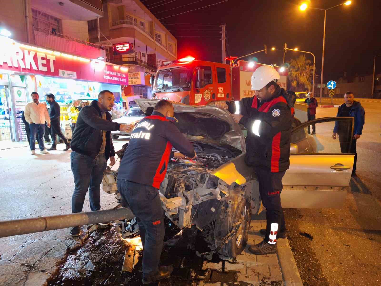 İki otomobilin çarpıştığı kaza kamerada: 2 yaralı
