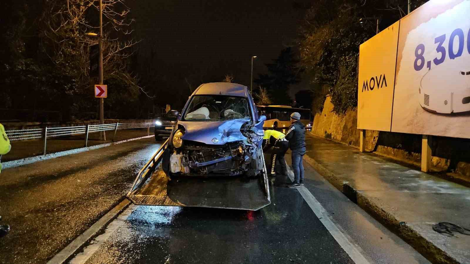 Sarıyer’de virajı alamayan otomobil, ciple kafa kafaya çarpıştı: 2 yaralı
