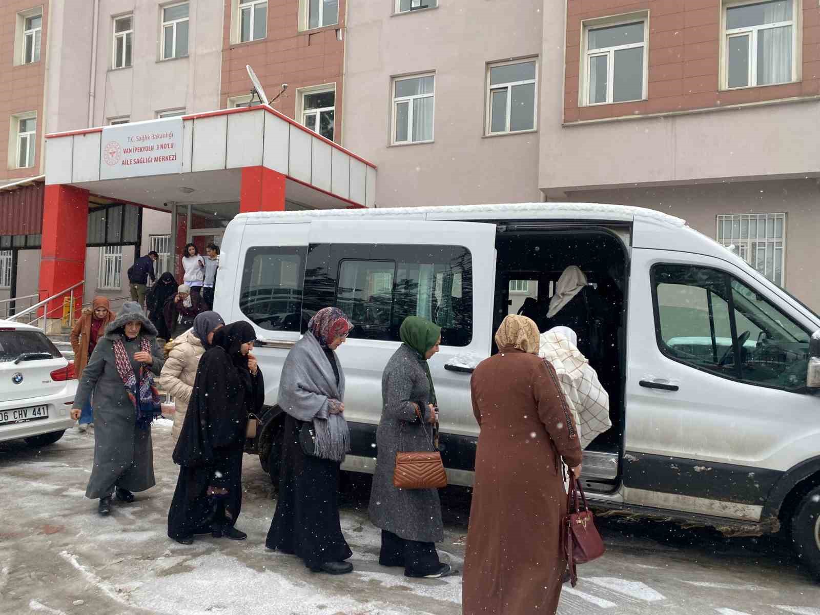 İpekyolu İl&ccedil;e Sağlık M&uuml;d&uuml;r&uuml; Zubeyde Kul: "44 kadını &ouml;l&uuml;m&uuml;n eşiğinden aldık"
