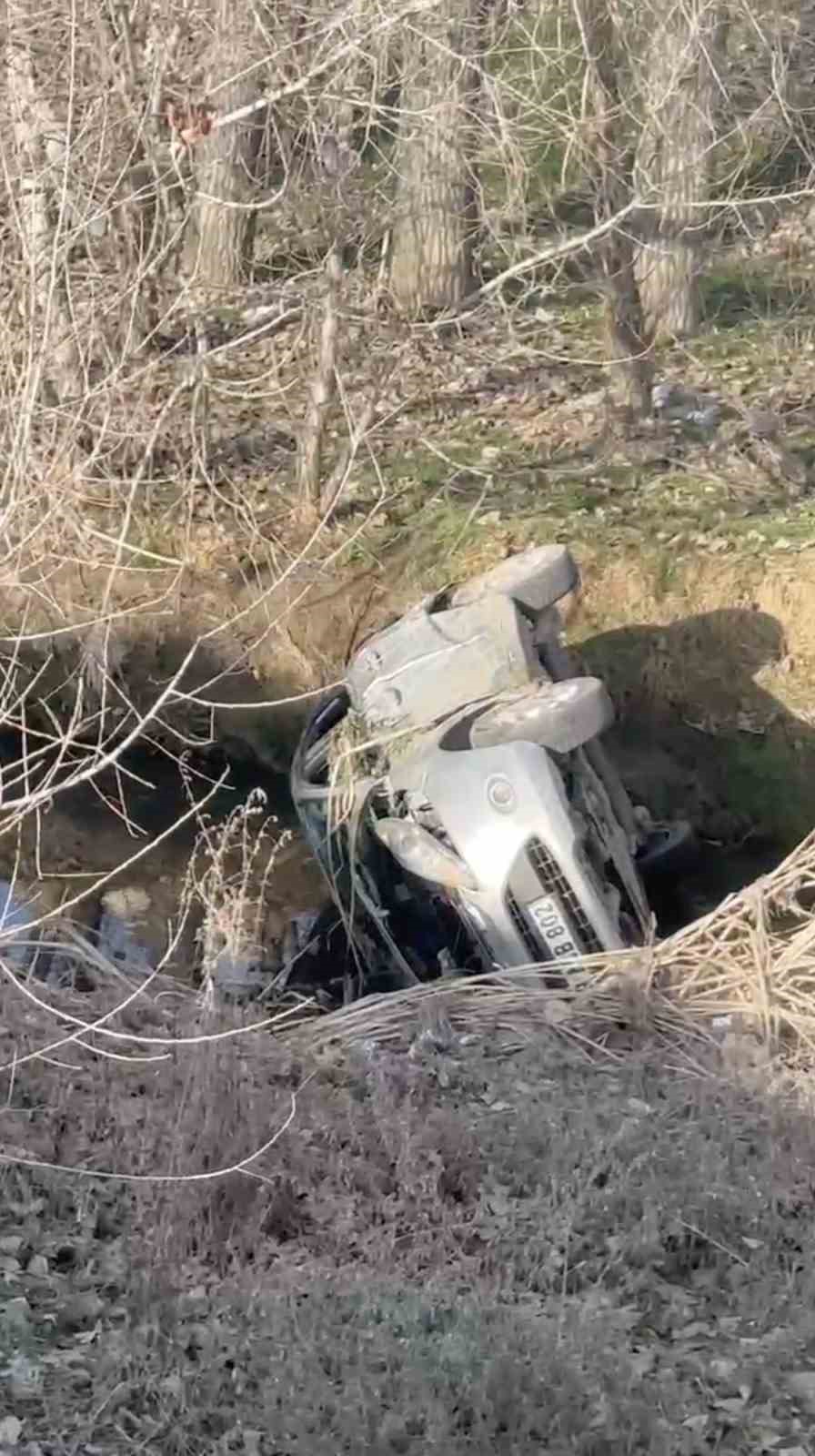 Dereye uçan otomobilin sürücüsü yaralandı
