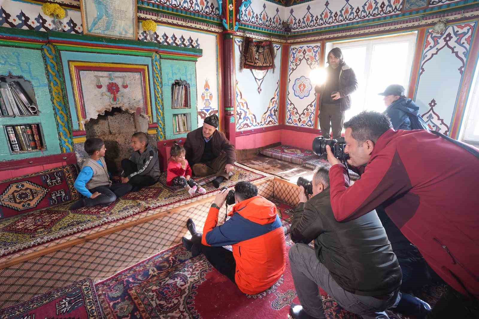 Fotoğraf tutkunları Gümüşhane’de tarihi dokuyu kadrajlarına yansıttı
