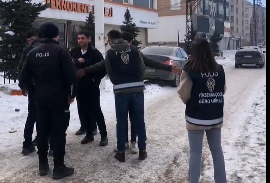 Hakkari&rsquo;deki okul &ccedil;evrelerinde sıkı denetimler
